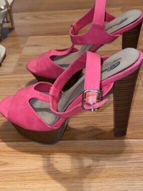 Breckelle's Pink Platform Heels